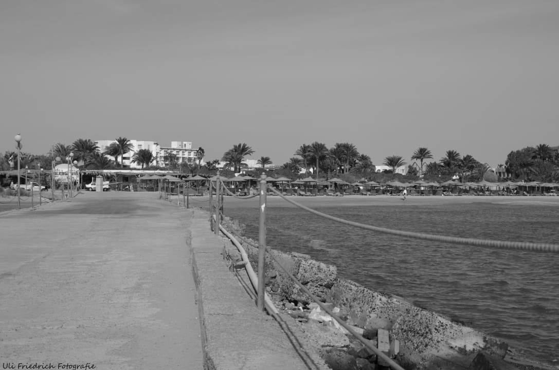 Blick vom Bootssteg auf Hotel und Strand Shams Safaga Resort