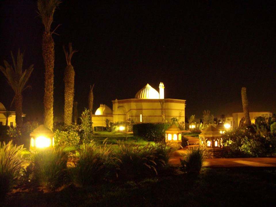 Hotelanlage und Garten bei Nacht Hotel Octogone Earth Marrakech