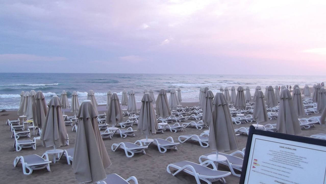 Ausreichend Platz unter den Liegen Melas Resort Hotel