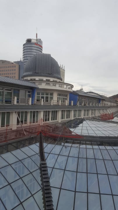 Ausblick auf die glasüberdachte Goethe Gallerie Dorint Hotel Esplanade Jena