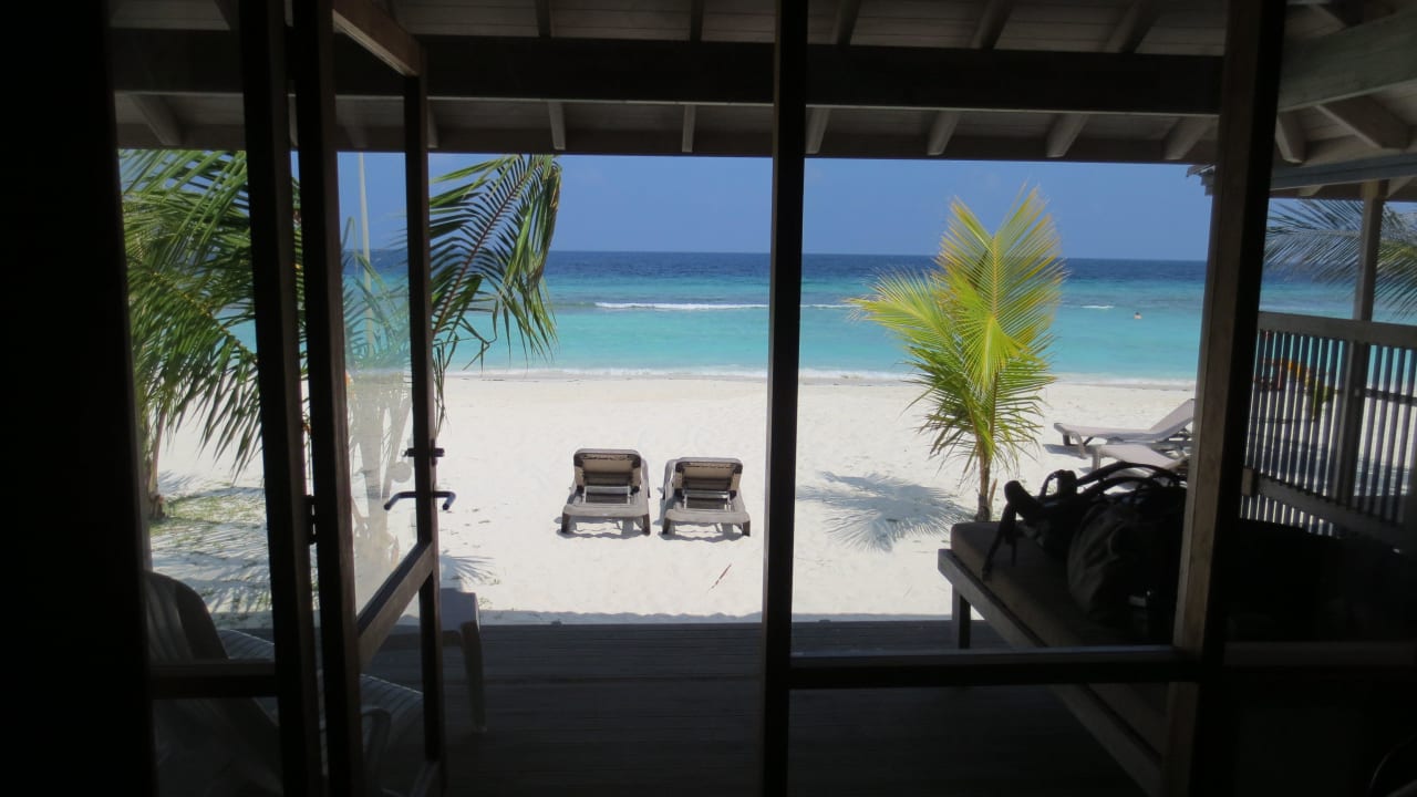 Blick aus der O-Beach-Villa auf den Strand Kuredu Island Resort & Spa