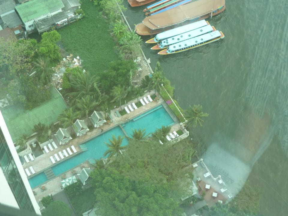 Blick vom Zimmer zum Pool Hotel The Peninsula Bangkok