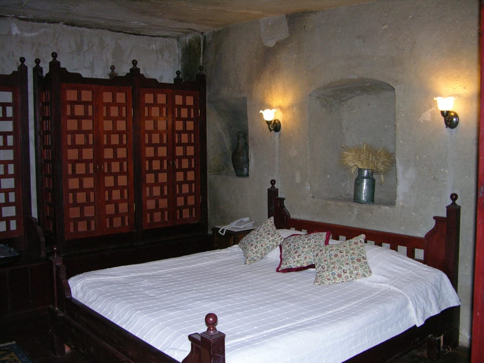 Doppelbett im Zimmer 206 Hotel Sinasos Gül Konaklari