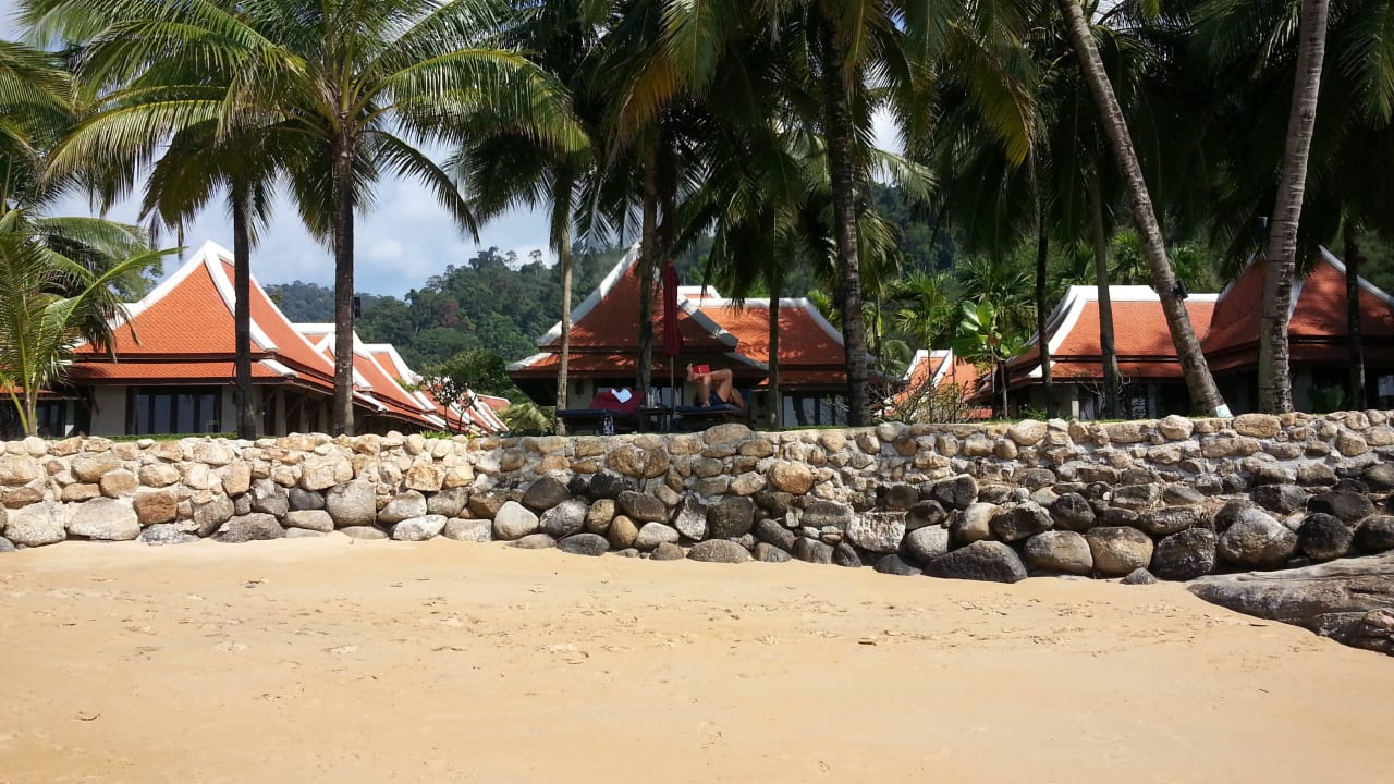 Blick auf die Villen vom Strand... Khaolak Laguna Resort