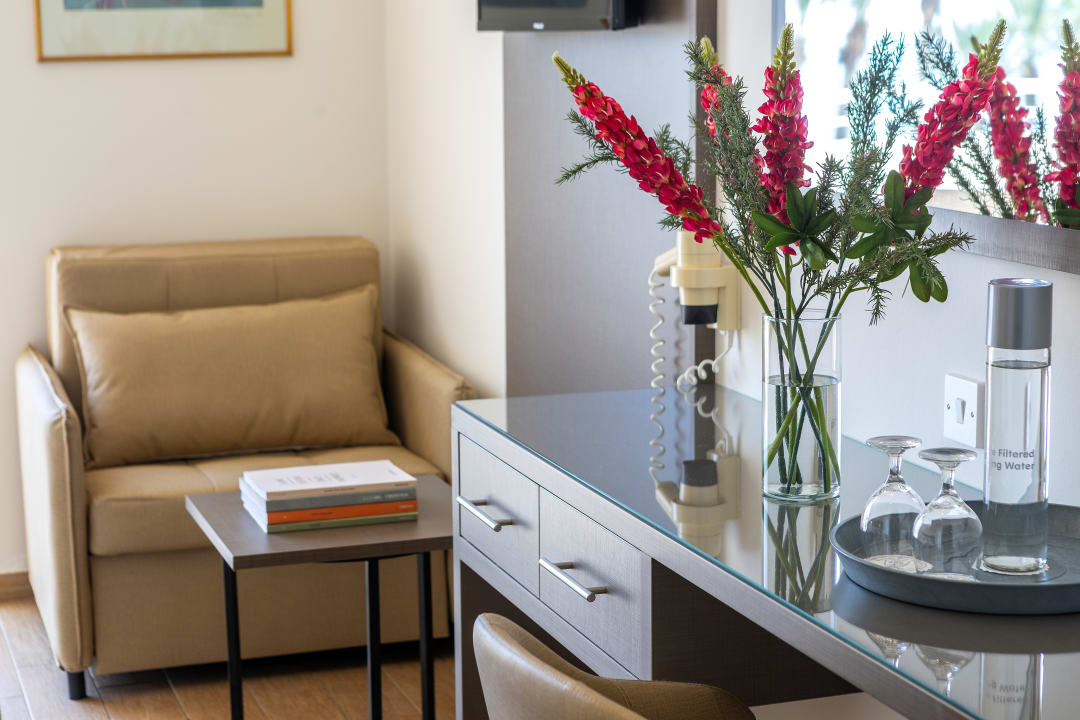 Zimmer Queen's Bay Hotel