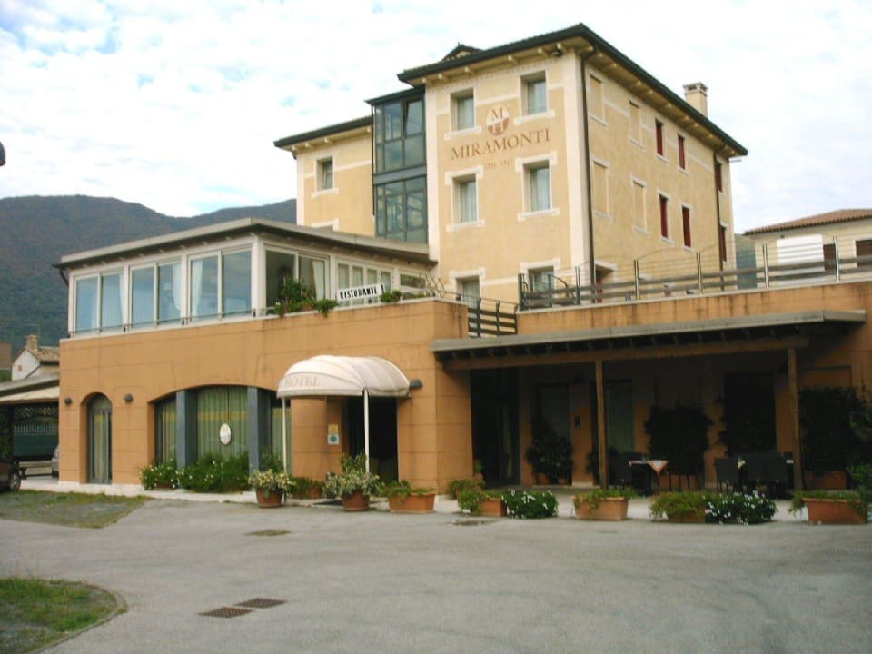 Parkplatz - Hotelfront Hotel Miramonti