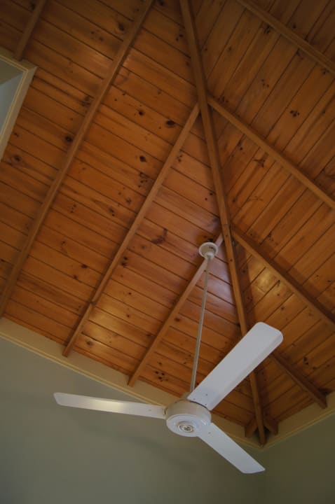 Hohe Decken, ein sehr schönes Zimmer  Oak Ray Serene Garden Hotel