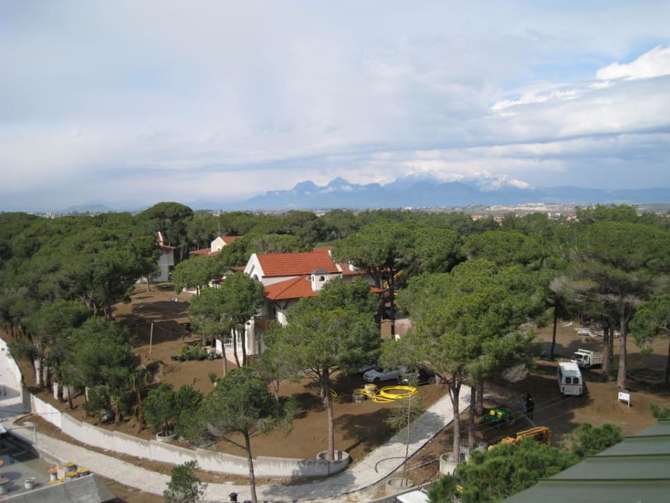 Blick auf das Nachbargrundstück Voyage Belek Golf & Spa