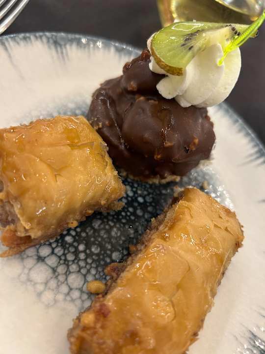 Gastro Side Royal Style Hotel