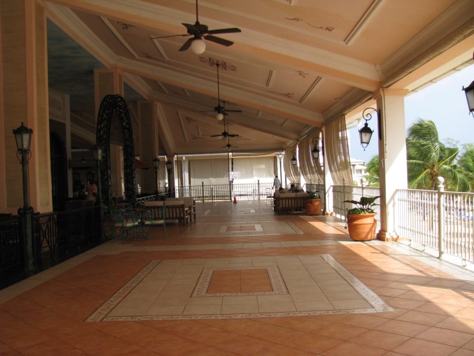 Walkway from left to right side of hotel Hotel Riu Ocho Rios