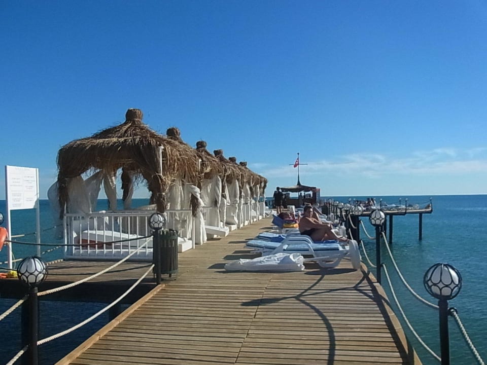 Hotelsteg über dem Meer Saturn Palace Resort Hotel