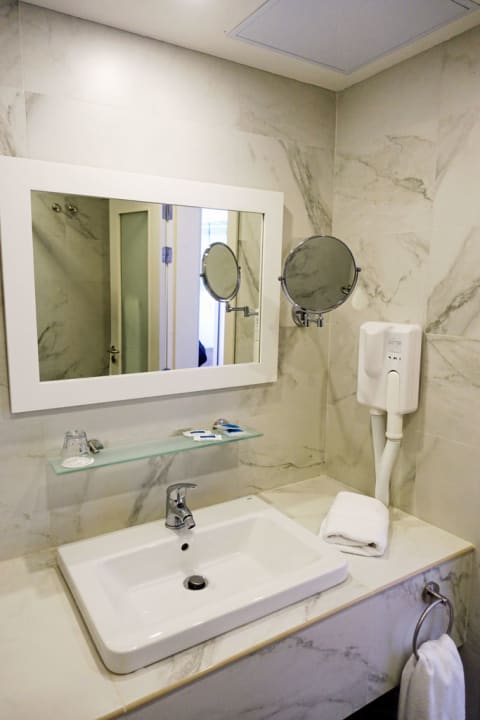 Bad mit Waschtisch, Fön und Rasierspiegel Riviera Spa Resort - Adults Only
