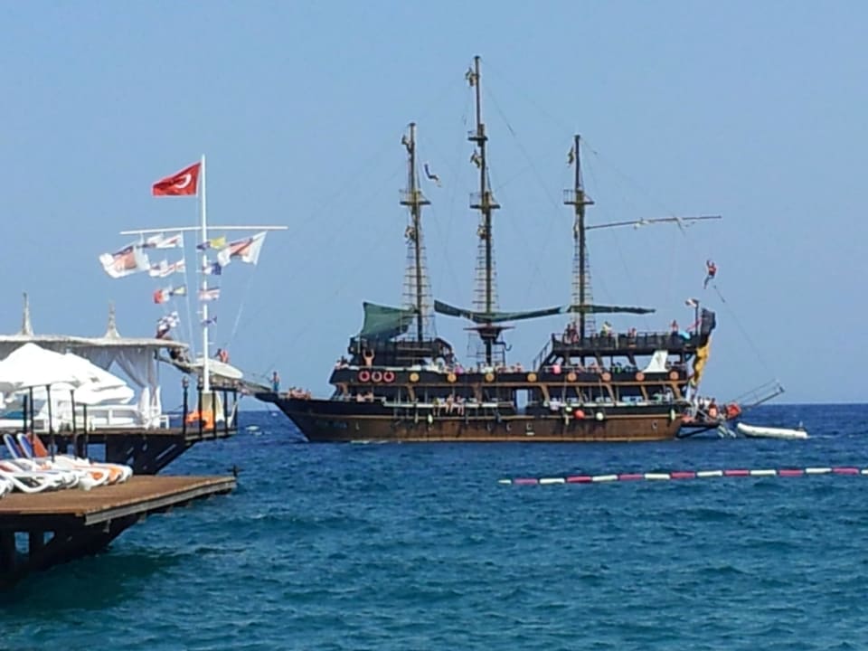 Partyschiff vor Strand Emelda Sun Club
