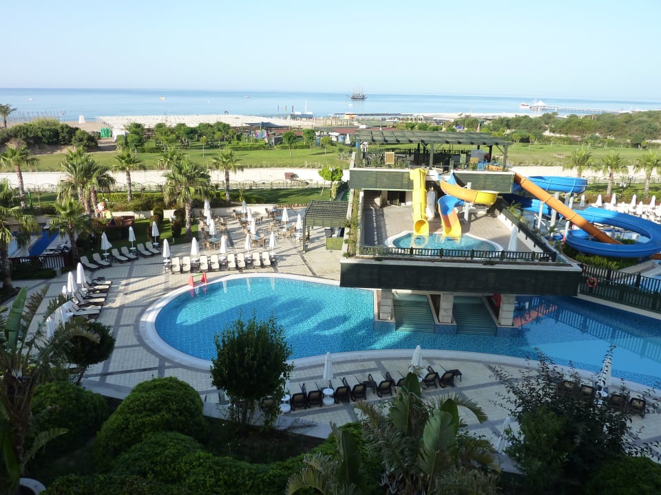 Blick vom Zimmer auf die Poollandschaft und das Meer Diamond Excellence Resort & Spa