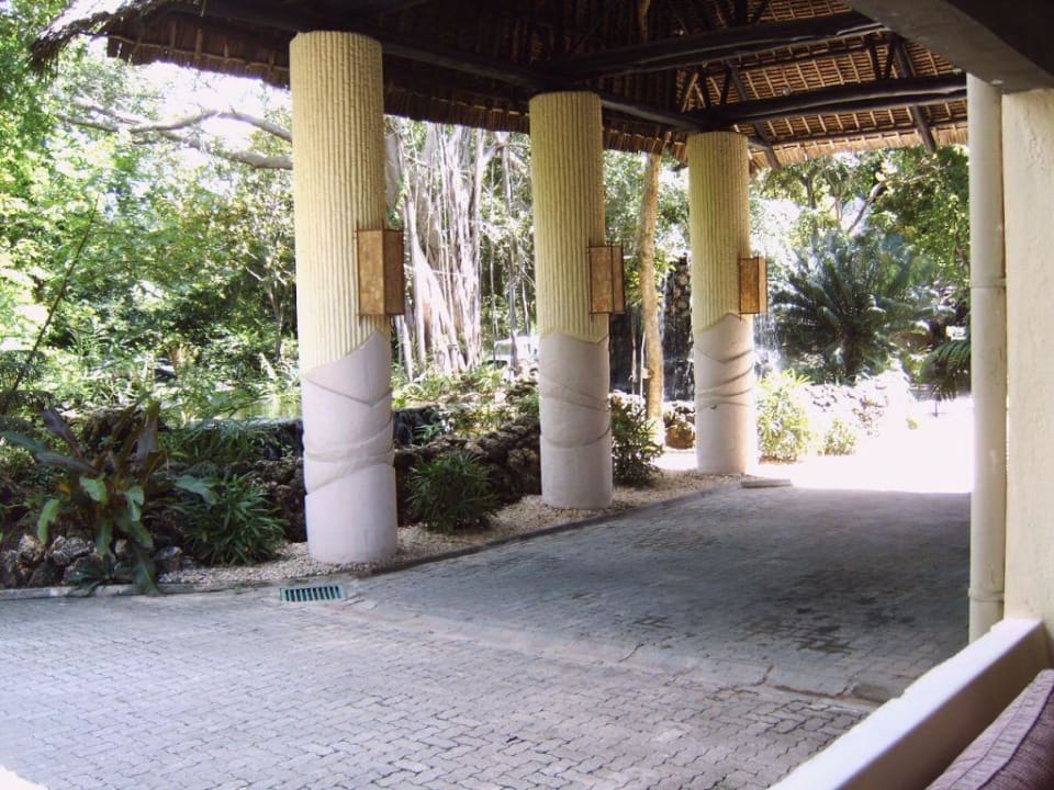 Zufahrt zum Lobbybereich Baobab Beach Resort & Spa