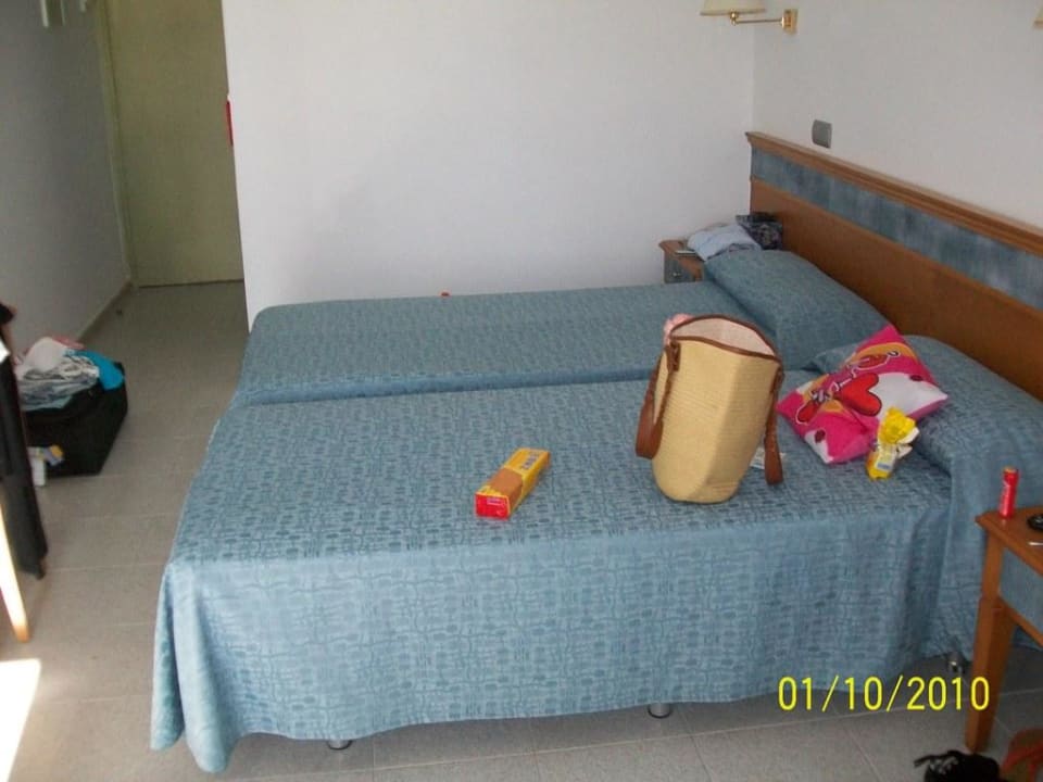 Blick ins Zimmer von Balkon aus Hotel Timor