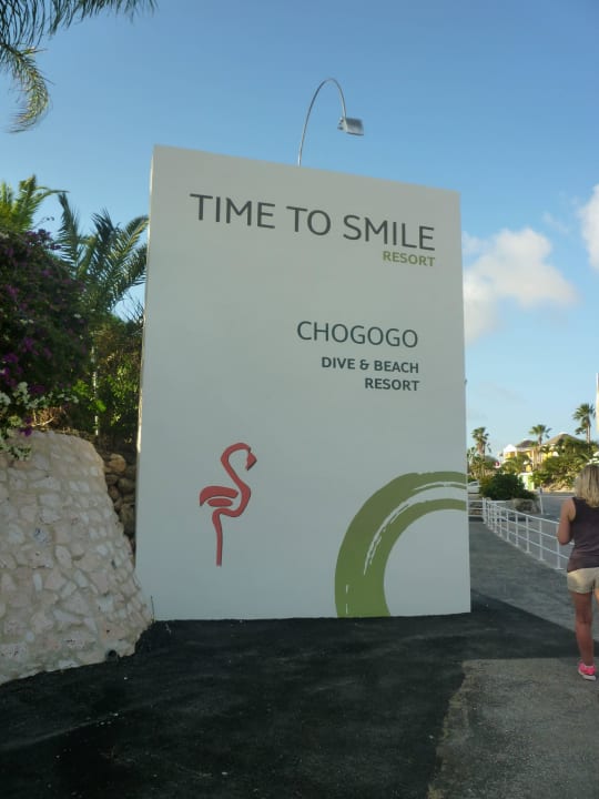 Willkommenschild am Eingang Chogogo Dive & Beach Resort