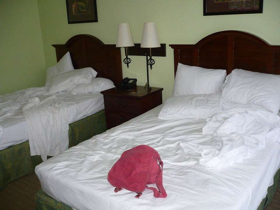 Hotelbett im Zimmer zum Garten Hotel Chesapeake Resort