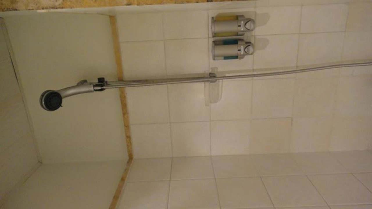 Dusche mit Duschgel & Shampoo Iberostar Waves Costa Dorada