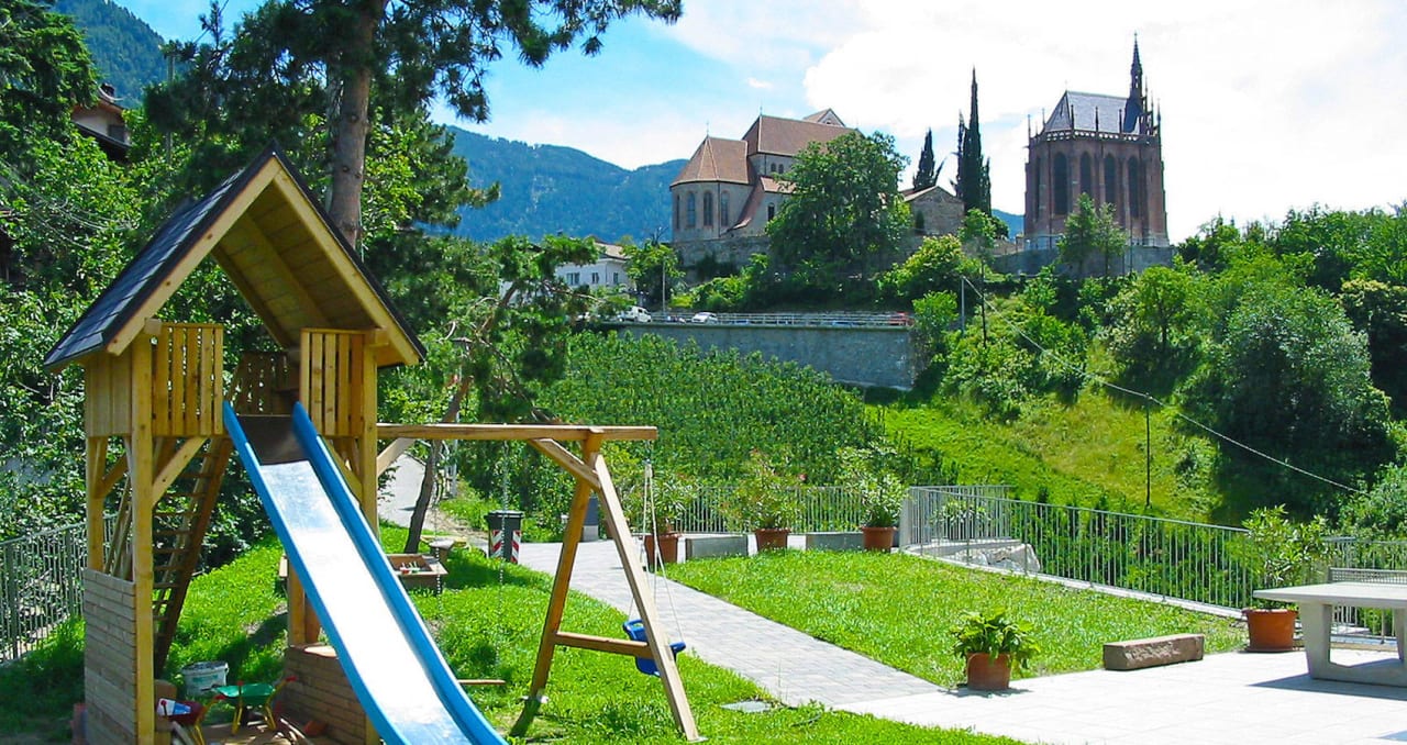 Kinderspielplatz - Aussicht Pfarrkirche Schenn Residence Fiegl