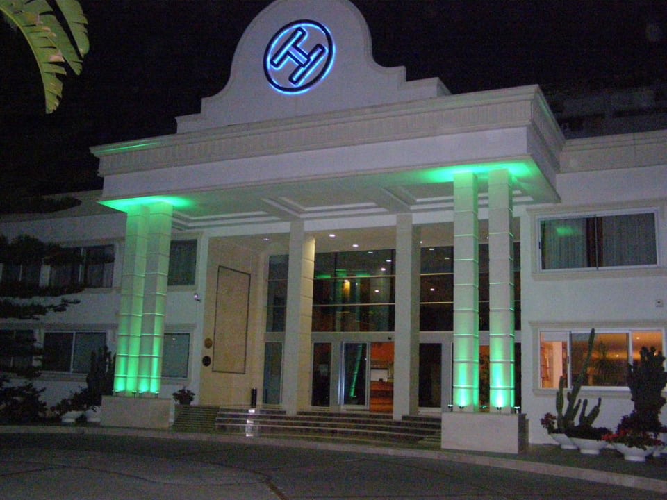 Eingang vom Hotel am Abend Top Hotel