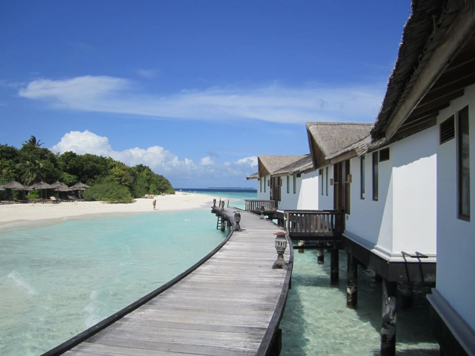 Weg zu den Wasservillen NH Collection Maldives Reethi Resort