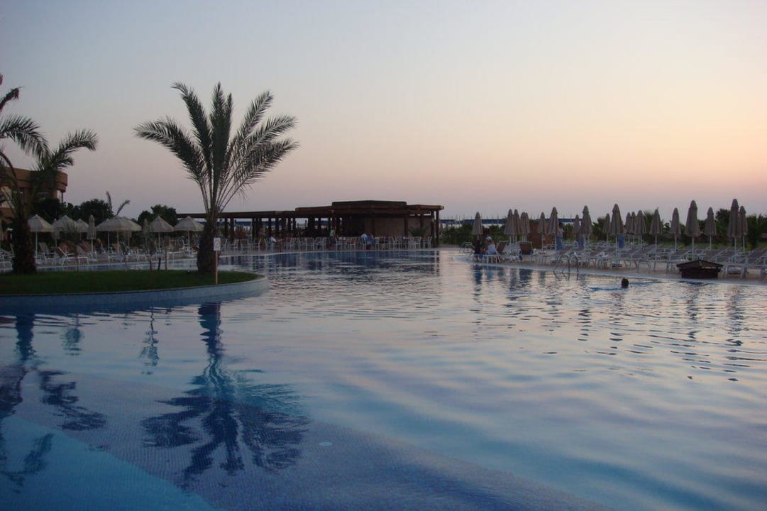 Pool am Abend Seaden Sea World Resort & Spa