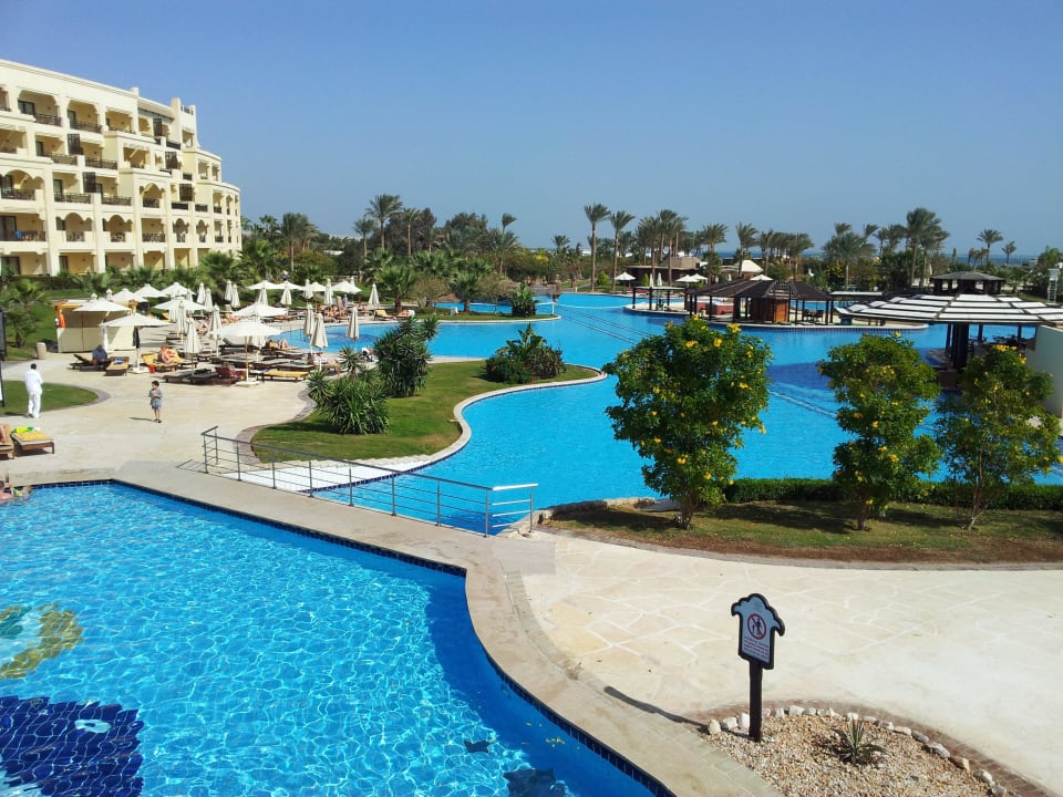 Großer Pool & kleiner beheizter Pool Steigenberger ALDAU Beach Hotel