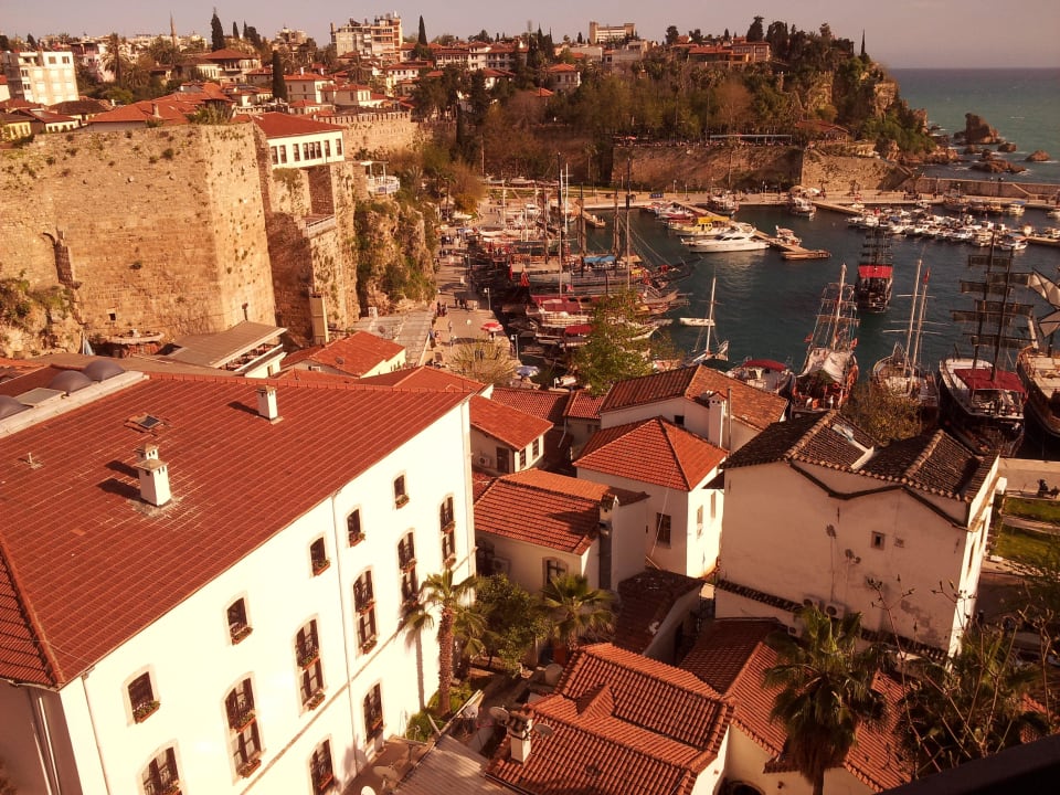 Blick von der Altstadtmauer auf das Hotel Adalya Port Hotel