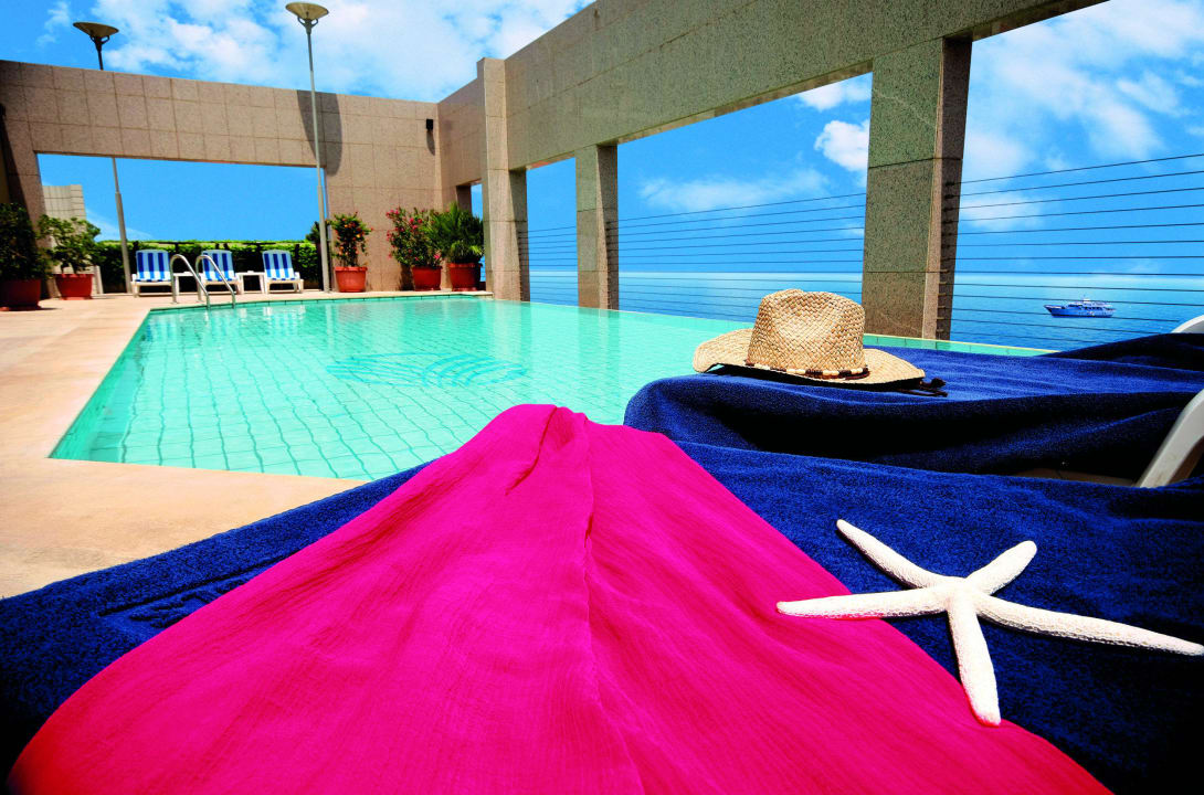 Aquarius Pool Bar Gefinor Rotana Hotel
