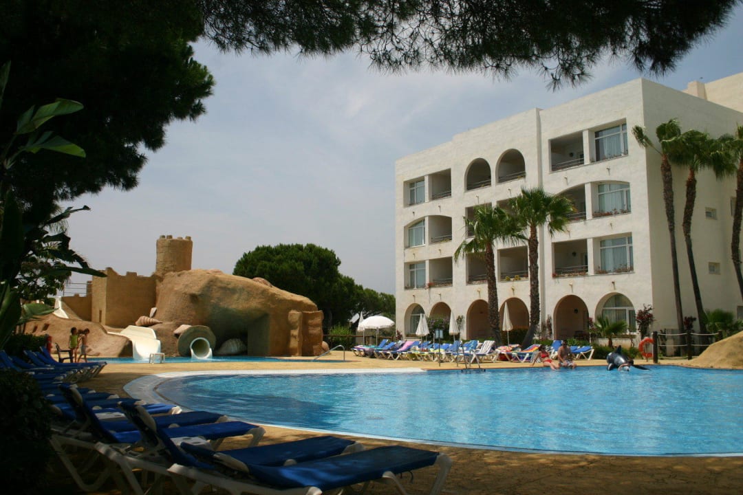 Pool mit Blick auf Westflügel Playacartaya Hotel
