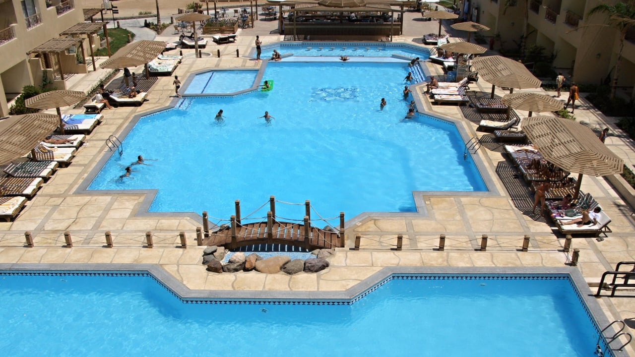 Dva ze tří bazénů Imperial Shams Abu Soma