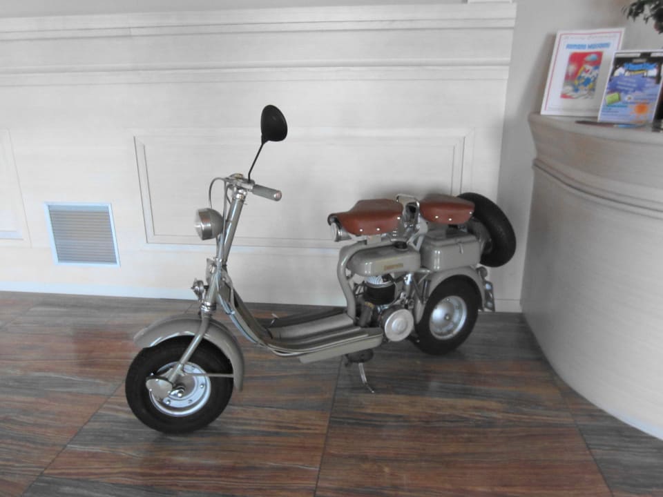 Überall stehen Deko-Vespas Grand Hotel Forlì