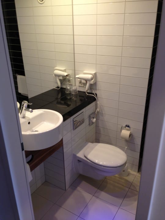 Modernes Bad Premier Inn Dresden City Zentrum