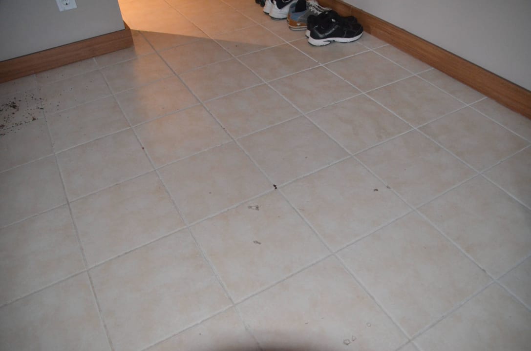 Kaputter Fliesenboden statt Laminat Grand Park Lara Hotel