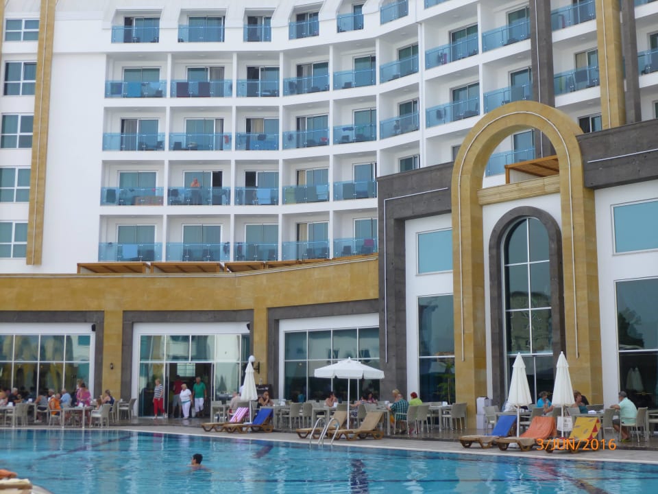 So sah das Hotel auf der Poolseite aus The Lumos Deluxe Resort Hotel