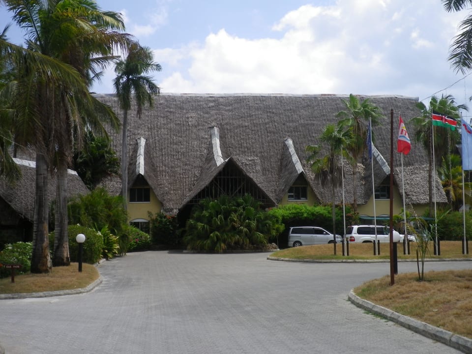 Haupteingang Bahari Beach Hotel