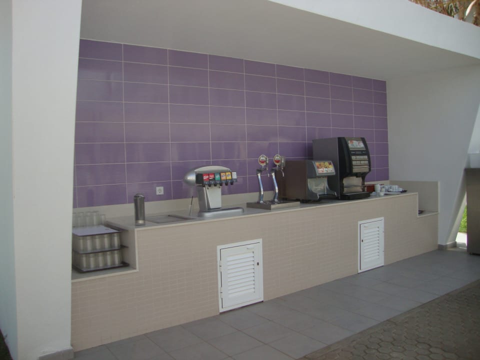 Eine Station zum Getränkezapfen am hinteren Pool Hotel Riu Gran Canaria