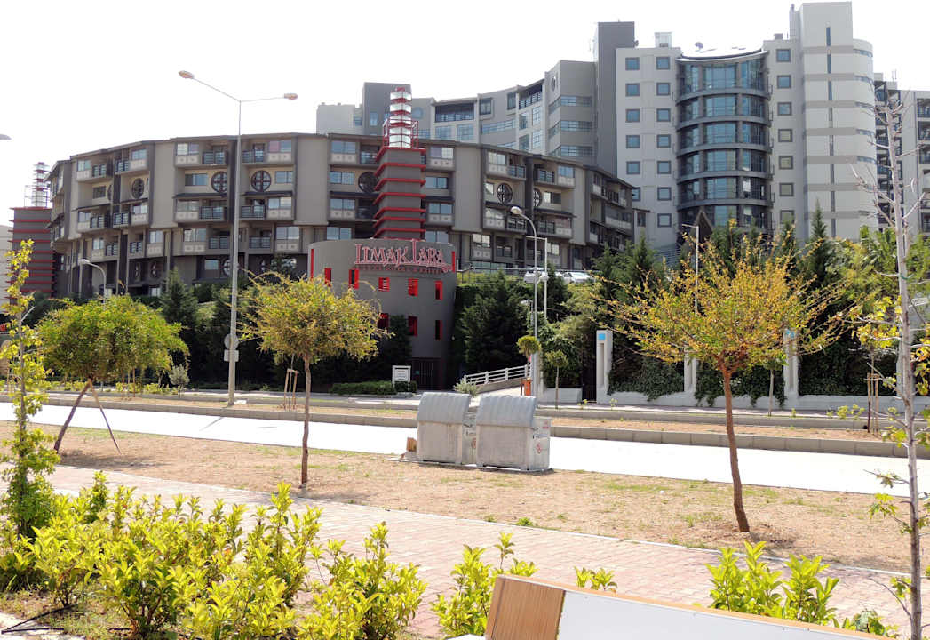 Limak Lara de Luxe, von der Strasse aus gesehen Limak Lara Deluxe Hotel & Resort