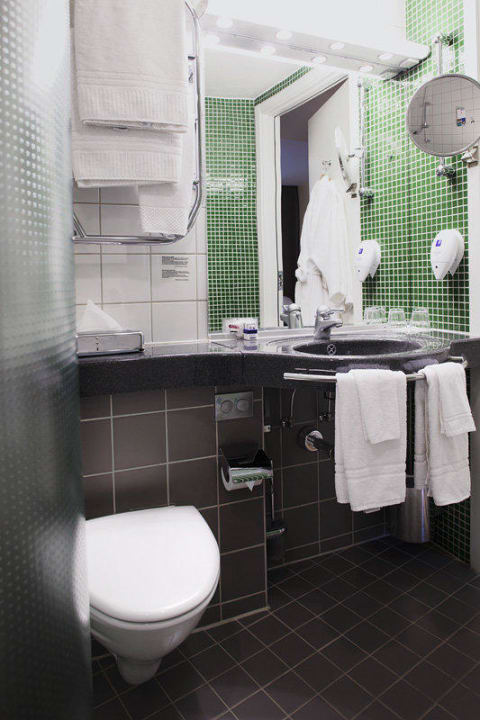 Bathroom with shower Hotel Park Inn Uppsala