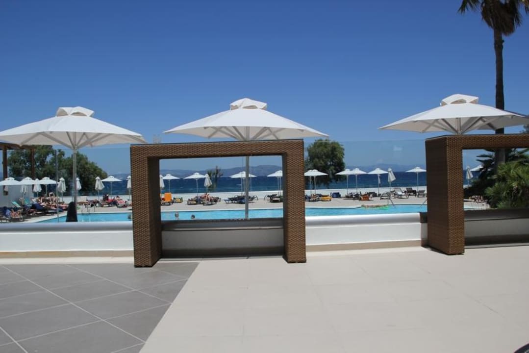 Blick Poolbar zur Poollandschaft  TUI BLUE Oceanis Beach and Spa Resort