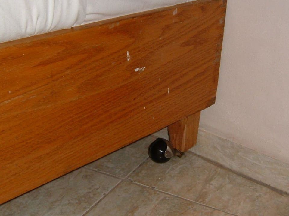 Schiefes Bett durch abgebrochene Rolle Golden Beach Resort