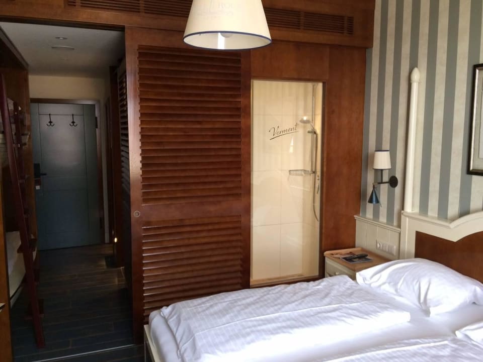 Dusche mit Blick ins Zimmer Hotel Bell Rock Europa-Park