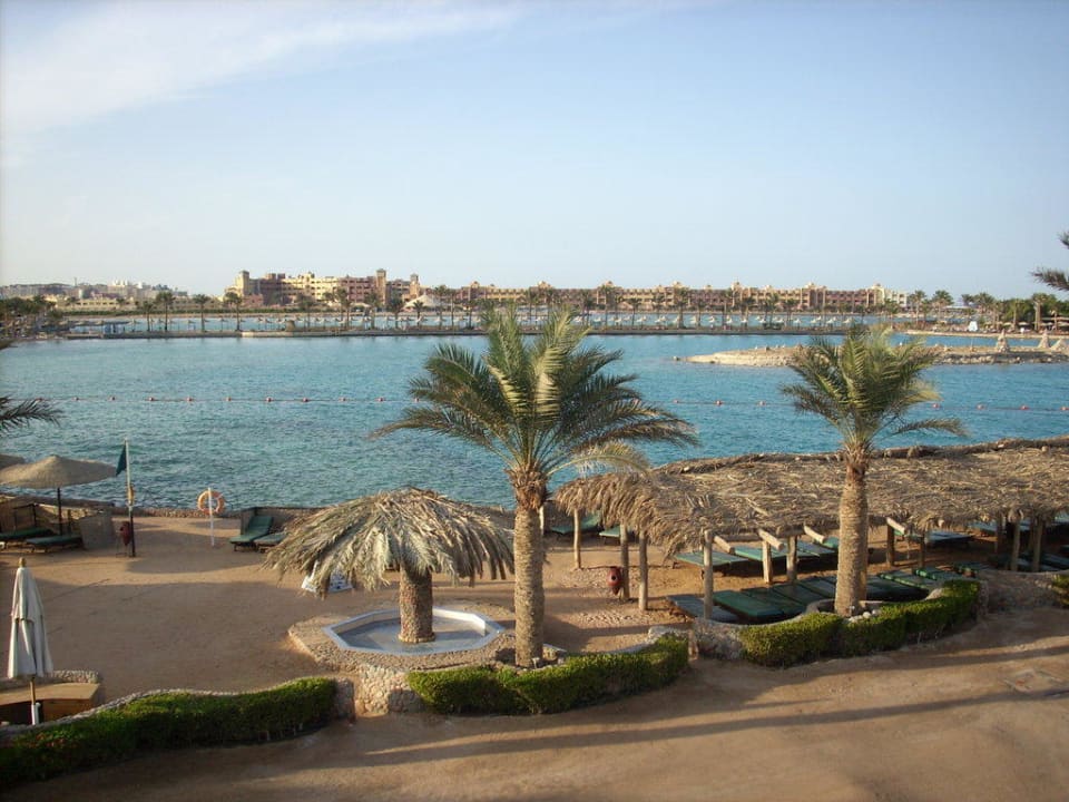 Blick zum Strand/Strandbar Arabella Azur Resort