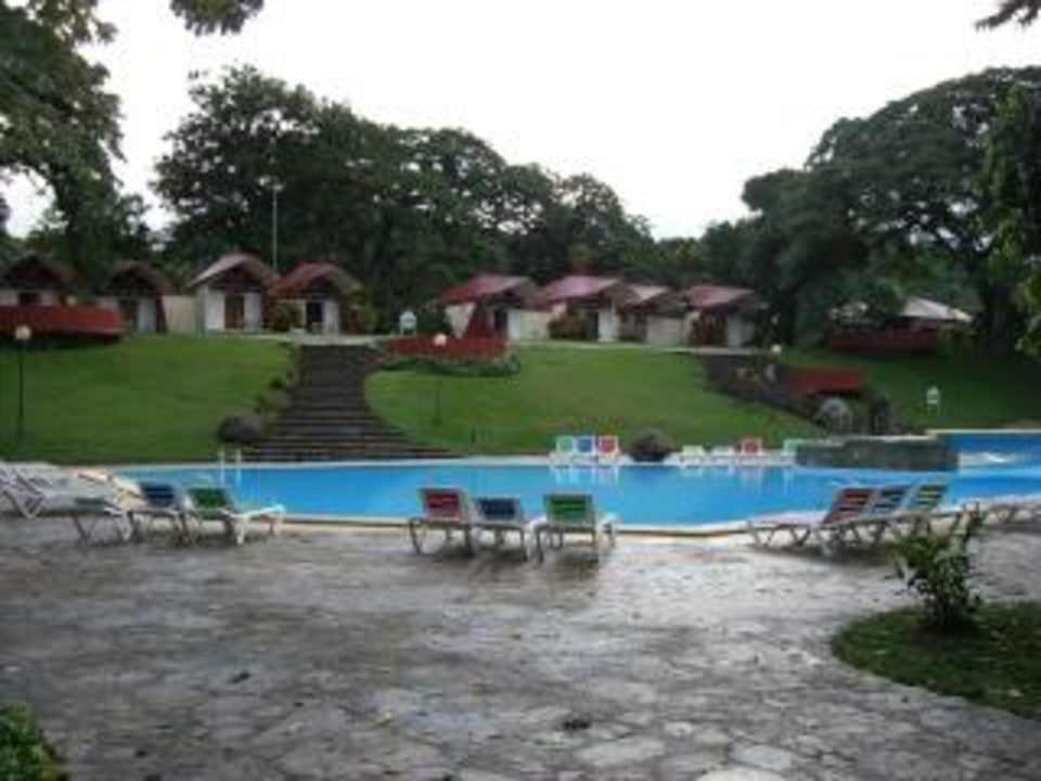 Blick über den Pool auf die Anlage Villa Soroa