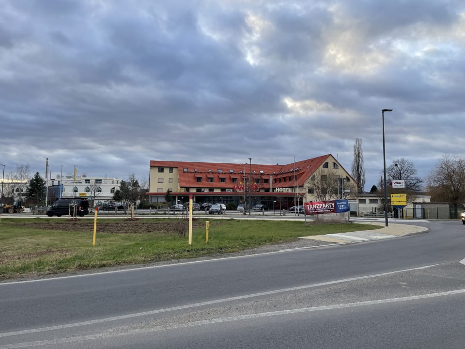 Außenansicht West Hotel an der Sächsischen Weinstrasse