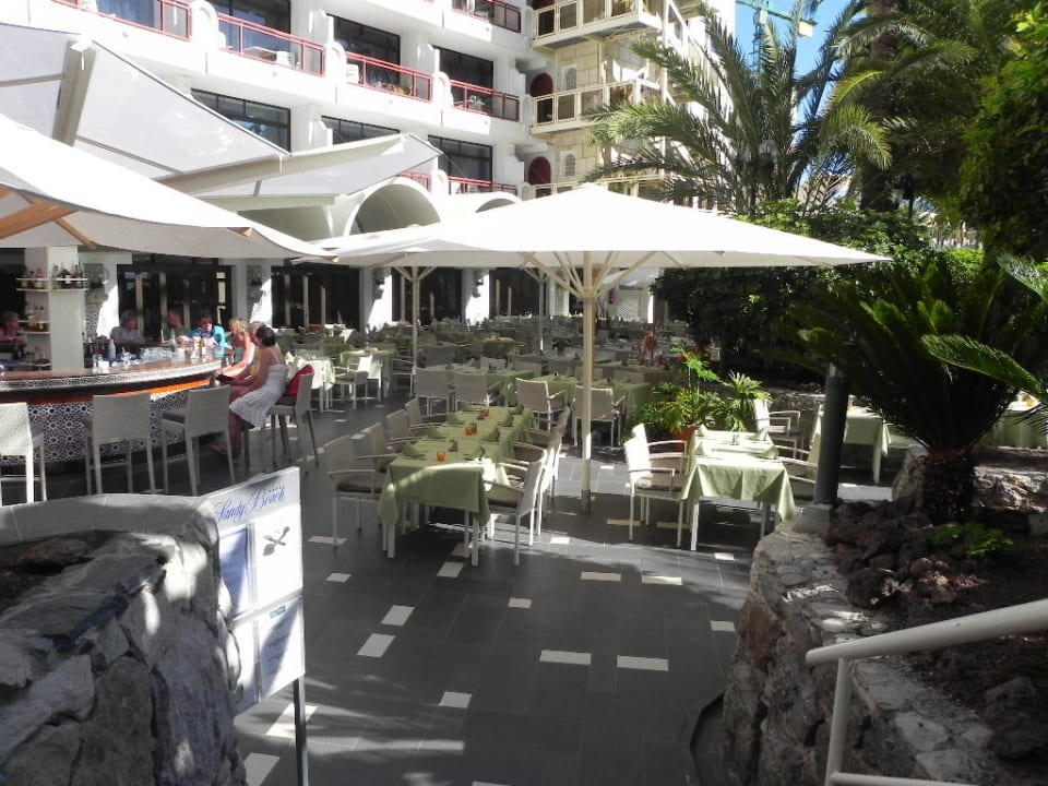 Außenterrasse wo man lecker Essen kann Seaside Hotel Sandy Beach