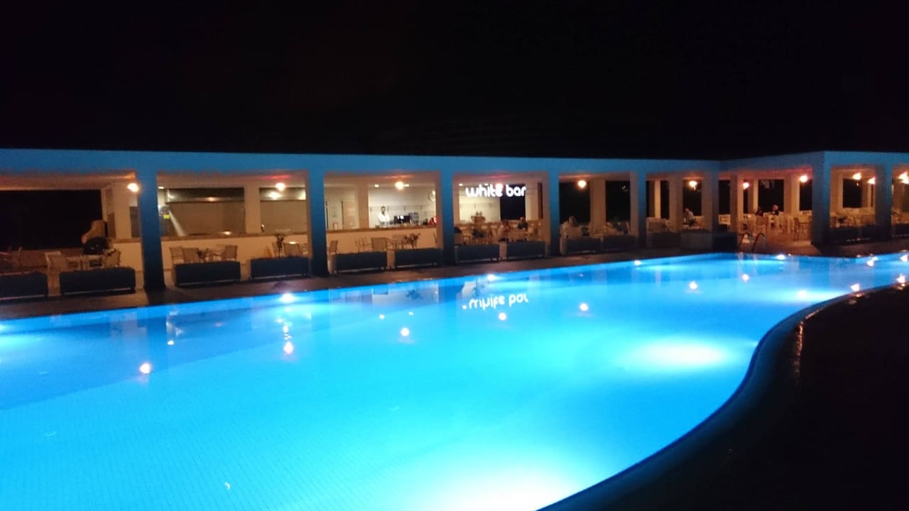 Whitebar bei Nacht Hotel Baia Lara