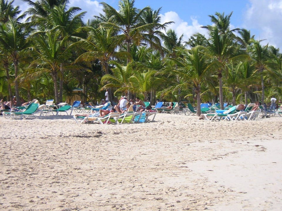 Genügend Liegen in der Sonne und im Schatten Hotel Riu Bambu