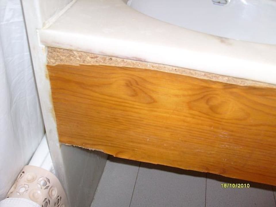 Das Bad löst sich auf und überall Splitter Golden Club Cabanas